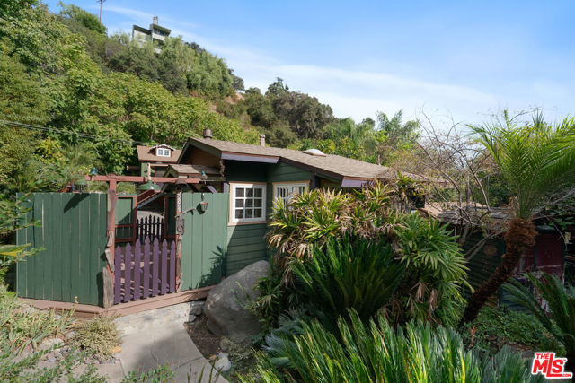 483 Sturtevant Drive, Sierra Madre CA: https://media.crmls.org/mediaz/572398c4-069d-43a2-b45f-d41aeeca1920.jpg