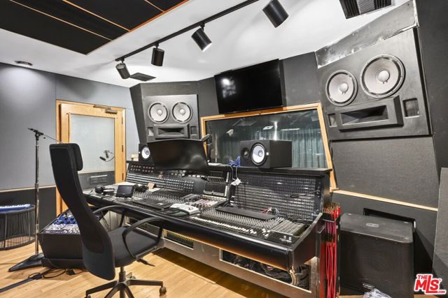 5940 Manola Way, Los Angeles CA: https://media.crmls.org/mediaz/5723ad7c-a559-41e7-bd3f-061b5fd920ac.jpg