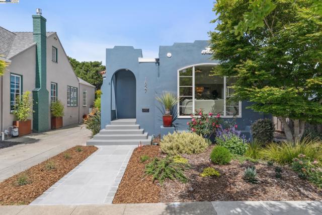 1827 Moreland Dr, Alameda CA: https://media.crmls.org/mediaz/5724460d-4254-4e4c-81d1-36467aa6f175.jpg