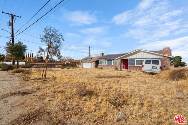 4631 W Avenue M8, Lancaster CA: https://media.crmls.org/mediaz/57249a9a-2bdf-4472-b299-f3fb893e74ed.jpg