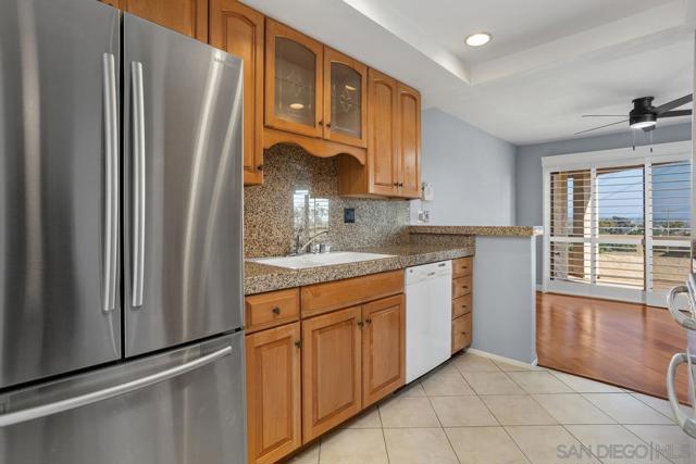 1914 Swallow Ln, Carlsbad CA: https://media.crmls.org/mediaz/57250022-d080-407b-bf38-bf49a4c25664.jpg