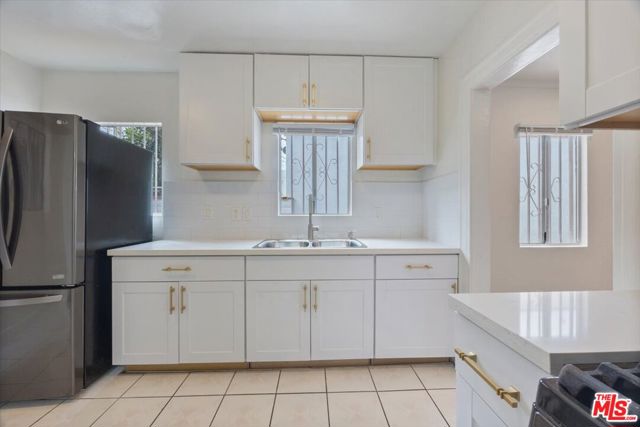 2840 S Mansfield Avenue, Los Angeles CA: https://media.crmls.org/mediaz/5725f72e-cf12-41e2-b919-137160d437de.jpg