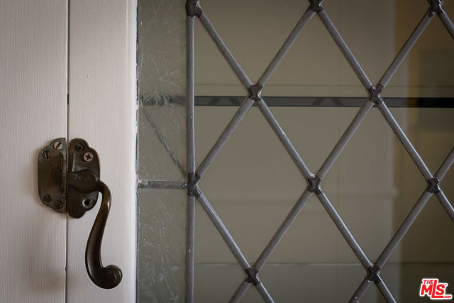 3756 Effingham Place, Los Angeles CA: https://media.crmls.org/mediaz/5726cb99-e502-4b0a-9b77-3567fde71857.jpg