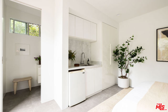 864 Sanborn Avenue, Los Angeles CA: https://media.crmls.org/mediaz/5726f745-b3e3-440d-9876-3abf78573c33.jpg