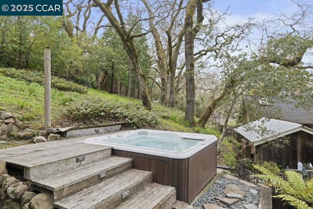 15 Cascade Ln, Orinda CA: https://media.crmls.org/mediaz/57274ba7-de33-431b-8cbe-5052d715d35e.jpg