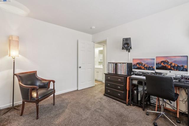 974 Clinton Pl, Pleasanton CA: https://media.crmls.org/mediaz/5727d1b4-dee3-40ec-b0bd-95959e9df990.jpg