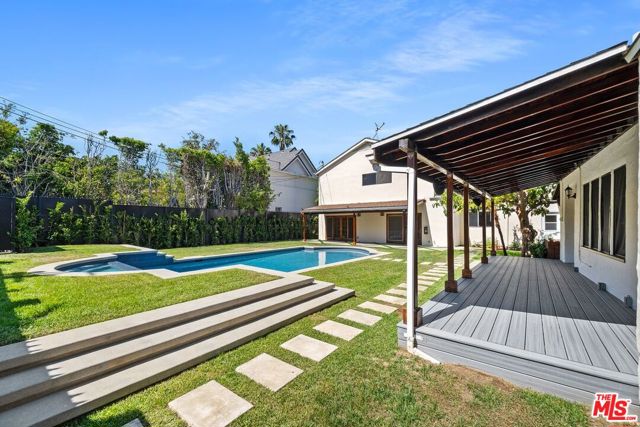 517 N Elm Drive, Beverly Hills CA: https://media.crmls.org/mediaz/57282eb1-b9ef-474e-b4ae-28f6671d475e.jpg