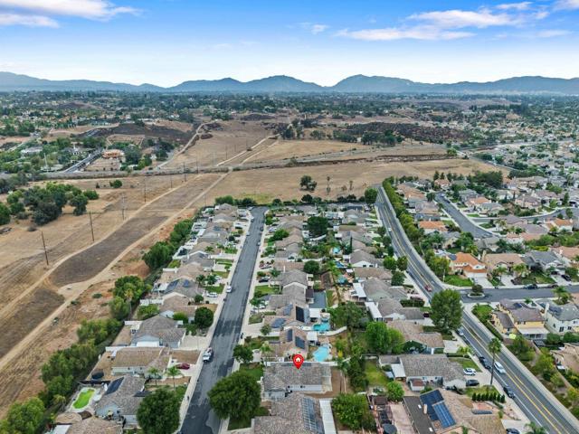 39493 Diego dr, Temecula CA: https://media.crmls.org/mediaz/5729ab40-cfba-4e8d-9300-14208038c42c.jpg