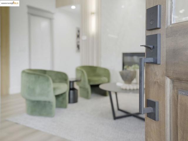 3274 Encinal Ave, Alameda CA: https://media.crmls.org/mediaz/572a44ac-a505-4a3e-8dff-9ed265cf513e.jpg