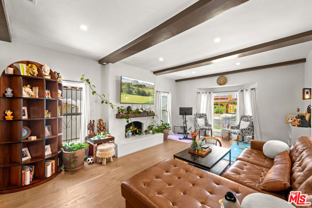 3871 Roxton Avenue, Los Angeles CA: https://media.crmls.org/mediaz/572b0766-0de4-4055-83f3-080bc57628a4.jpg