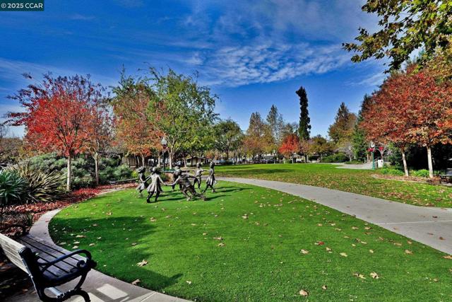1105 Peacock Creek Dr, Clayton CA: https://media.crmls.org/mediaz/572b2b14-d475-455d-bb8d-18f2ba6a187c.jpg
