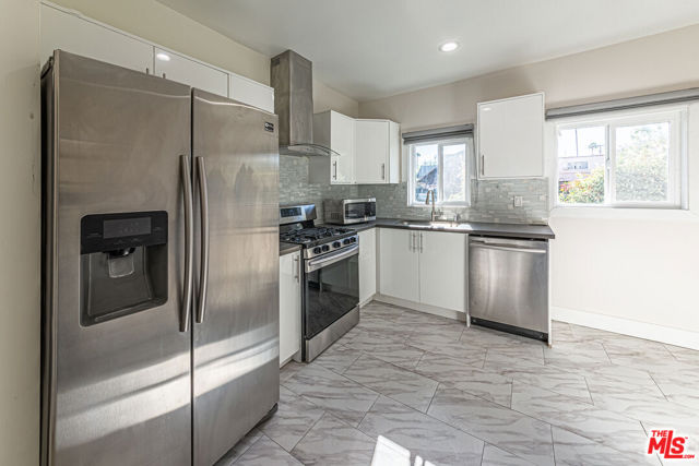 801 N Alexandria Avenue, Los Angeles CA: https://media.crmls.org/mediaz/572b4d40-84e2-4797-9757-d0bf6478553f.jpg