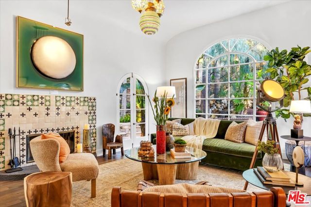 2276 La Granada Drive, Los Angeles CA: https://media.crmls.org/mediaz/572c35f6-5a44-4c4a-9c8c-a034dc38596a.jpg
