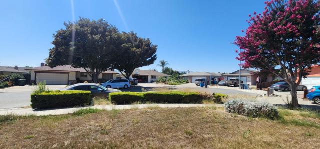 950 Peach Court, Hollister CA: https://media.crmls.org/mediaz/572cd115-d90d-420b-8d18-2c07dd5fe1bf.jpg