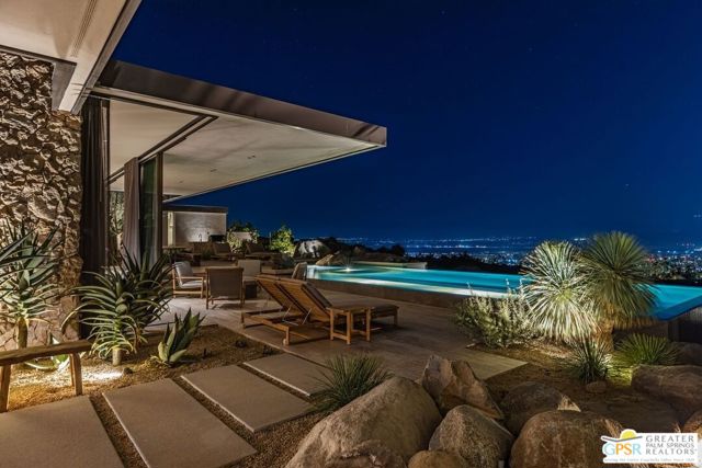 2215 Vista Distancia Court, Palm Springs, CA 92262