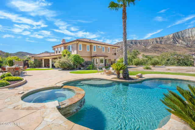 2462 Lost Canyons Drive, Simi Valley CA: https://media.crmls.org/mediaz/572df432-0f7e-40cc-9ad0-e927bc389f2f.jpg