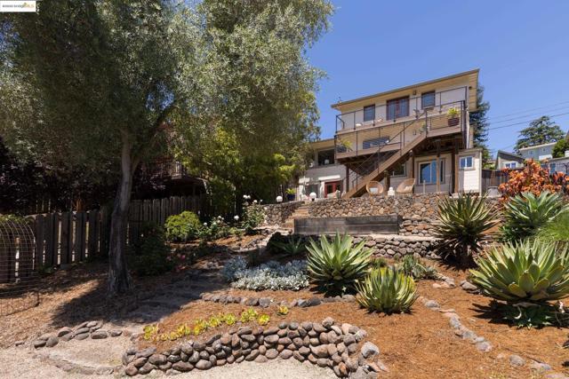 769 Santa Ray Ave, Oakland CA: https://media.crmls.org/mediaz/572e63c2-0de9-46c2-a7ca-624f22053a32.jpg