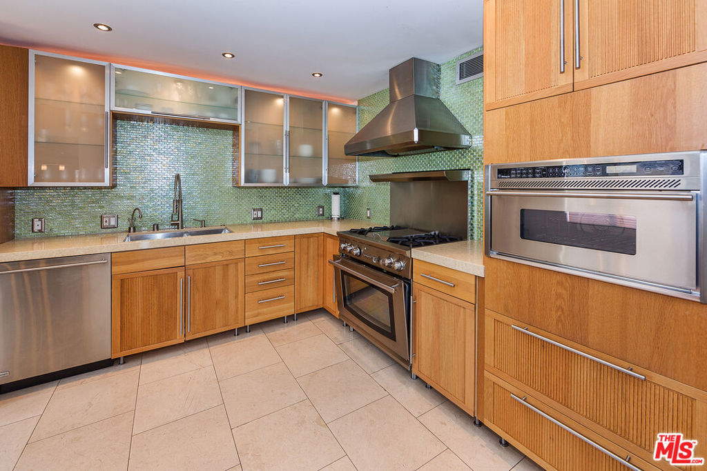 1037 N Vista Street #301