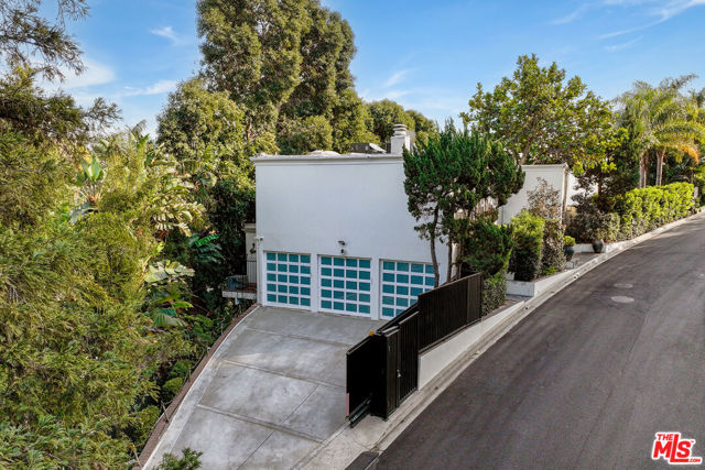 8828 Thrasher Avenue, Los Angeles CA: https://media.crmls.org/mediaz/572e9ed3-99ae-4553-a0b3-f0839366c9fb.jpg