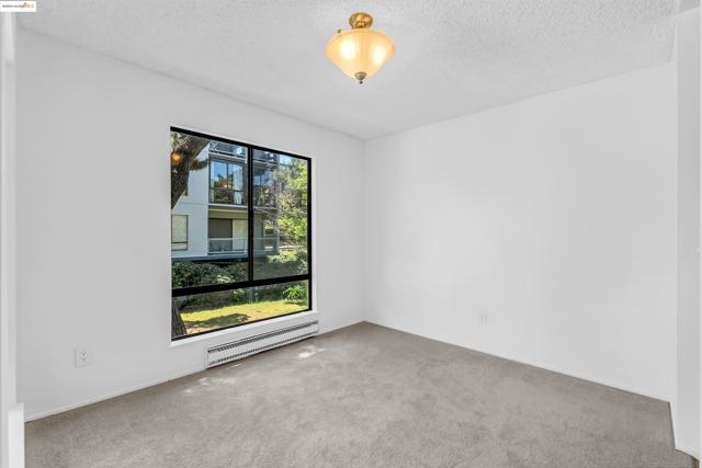 7 Commodore Dr, Emeryville CA: https://media.crmls.org/mediaz/572f7e49-60c7-4778-a5e3-eccc942e61fe.jpg