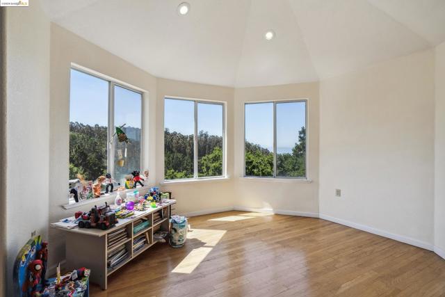 2335 Tunnel Rd, Oakland CA: https://media.crmls.org/mediaz/572fb025-5067-4a09-bda3-5ea28ba76267.jpg