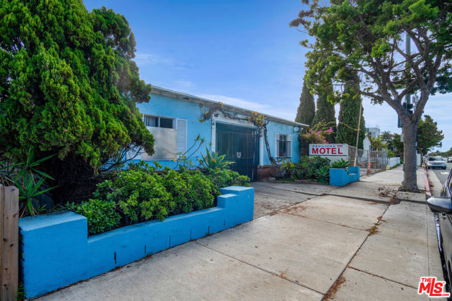 2338 Ocean Park Boulevard, Santa Monica CA: https://media.crmls.org/mediaz/57302b83-bab6-49bb-9963-2783cb903a5b.jpg
