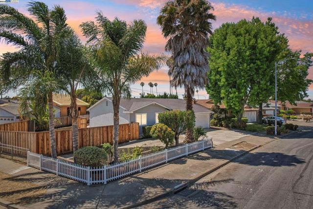39681 Sundale Dr, Fremont CA: https://media.crmls.org/mediaz/5731ed32-06b0-4250-9457-ce98be5ef8e1.jpg