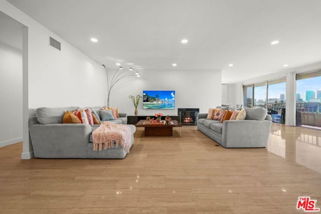 339 N Palm Drive, Beverly Hills CA: https://media.crmls.org/mediaz/57328f9b-516d-4d70-bbd7-60093b82488e.jpg