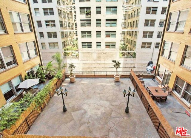 215 W 7th Street, Los Angeles CA: https://media.crmls.org/mediaz/5732a91a-f1e0-48d2-b6ea-30d2da68b659.jpg