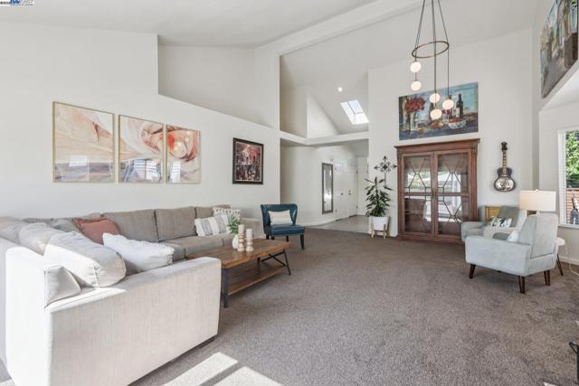 974 Clinton Pl, Pleasanton CA: https://media.crmls.org/mediaz/5733394e-7028-4def-9410-8982d3d50bcb.jpg