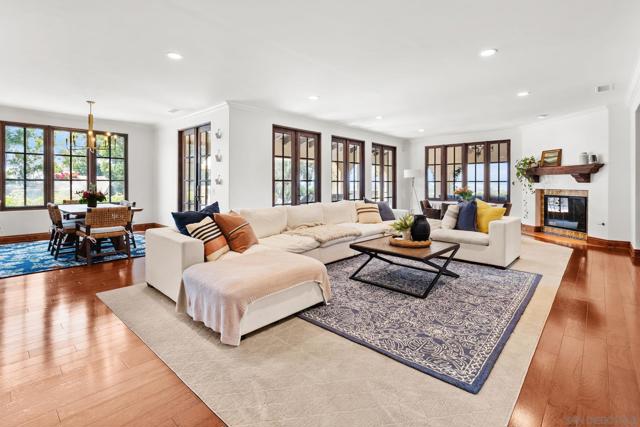 7975 Villas, San Diego CA: https://media.crmls.org/mediaz/57334da7-31d9-44e2-aa51-0bae355ec760.jpg