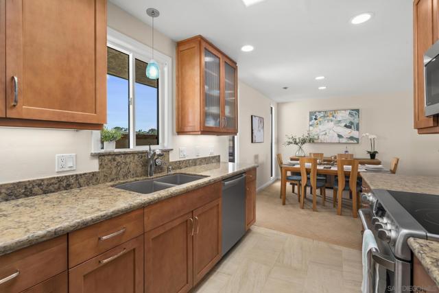 429 S Sierra Ave, Solana Beach CA: https://media.crmls.org/mediaz/5733dd52-01be-4ee4-b3c1-efd80ea9b218.jpg