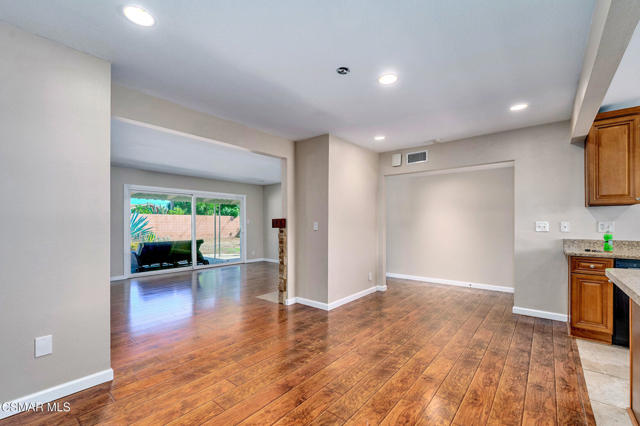 560 Randy Drive, Newbury Park CA: https://media.crmls.org/mediaz/57340d89-0158-46f4-914c-f461ed3f5d79.jpg