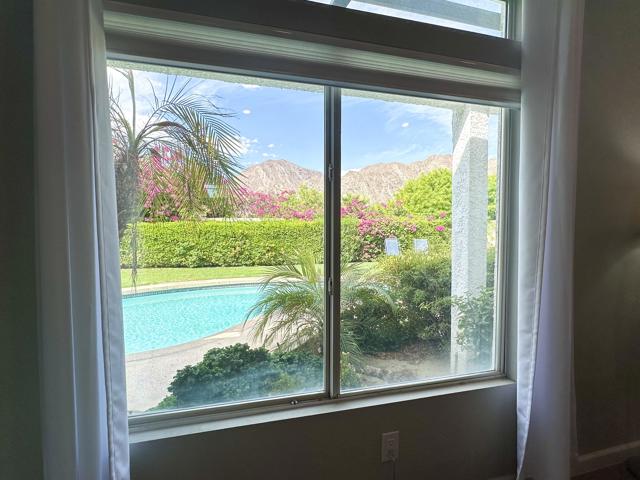 47875 Via Firenze, La Quinta CA: https://media.crmls.org/mediaz/57342f87-13fd-4683-9a0c-89aefb90efdd.jpg