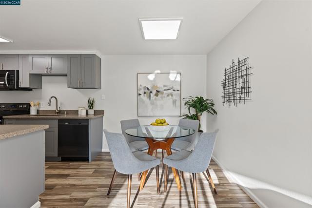 590 El Dorado Ave, Oakland CA: https://media.crmls.org/mediaz/57349ec5-4406-40c2-9b16-e71679f5d2e3.jpg