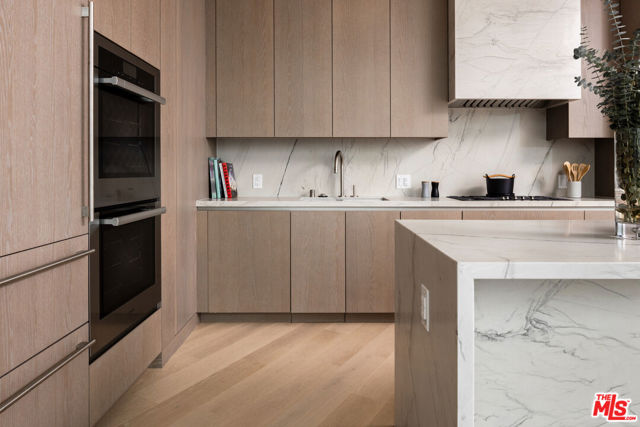 211 W Elm Court, Los Angeles CA: https://media.crmls.org/mediaz/573512fb-2dbc-4649-87a6-39e4bb030f9e.jpg