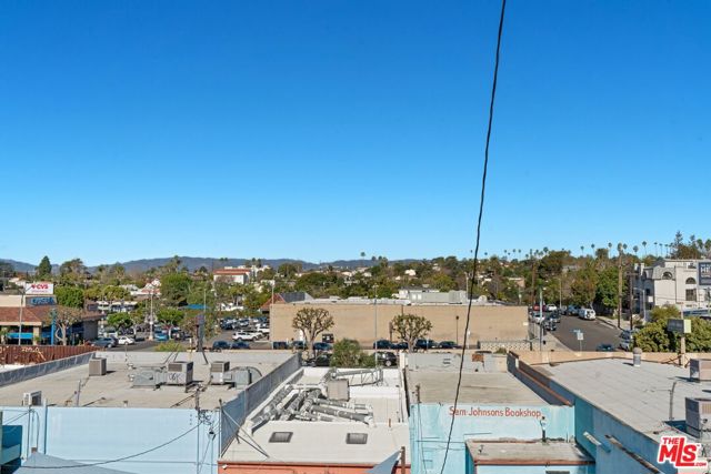 12311 Pacific Avenue, Los Angeles CA: https://media.crmls.org/mediaz/57354c15-3b4d-4a57-9334-47df0e605c60.jpg