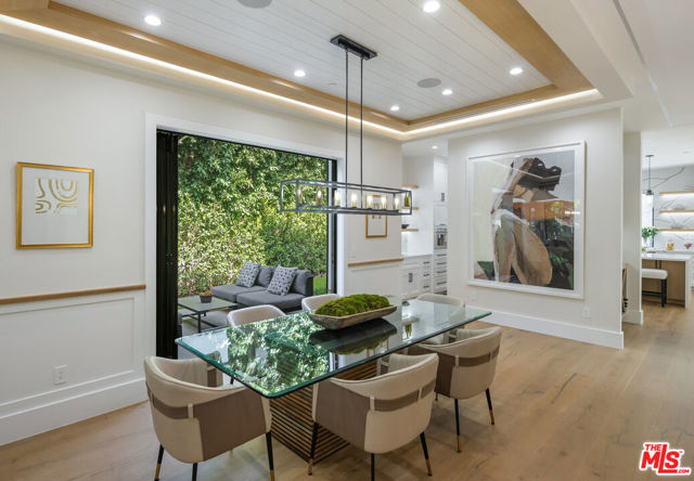 1534 N Beverly Drive, Beverly Hills CA: https://media.crmls.org/mediaz/5735e13c-b032-4e79-acd1-e07d85f8dff8.jpg