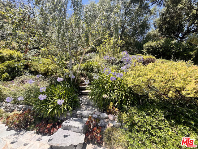 9420 Eden Drive, Beverly Hills CA: https://media.crmls.org/mediaz/5735f01e-83e9-4707-a5ee-b80b08b51fdb.jpg