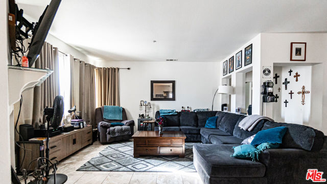 16850 Via Lunado, Moreno Valley CA: https://media.crmls.org/mediaz/57364f04-b82f-45ca-af90-143fce652a54.jpg