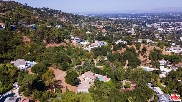 3200 Oakley Drive, Los Angeles CA: https://media.crmls.org/mediaz/573817d2-dda7-4f68-a0e2-b61d31fe3565.jpg