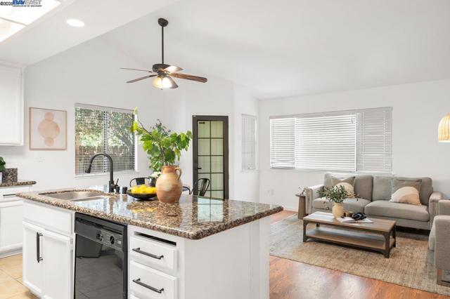 5917 Pine Vista Way, Elk Grove CA: https://media.crmls.org/mediaz/57391a5c-5259-43de-92e6-6c6acd822fb3.jpg