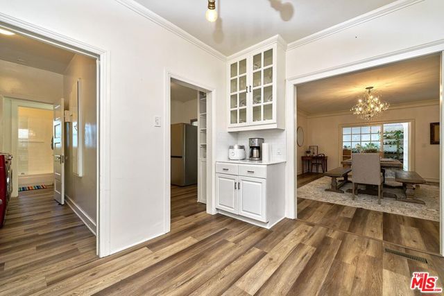 728 S Windsor Boulevard, Los Angeles CA: https://media.crmls.org/mediaz/57393cec-fe62-4f0d-ba55-a41a70609985.jpg