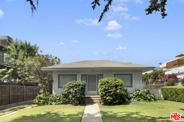 938 15th Street, Santa Monica CA: https://media.crmls.org/mediaz/573a2e56-1084-4590-98a5-052e00829dd5.jpg
