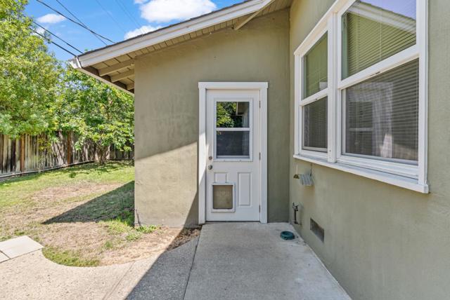 1638 Tyler Park Way, Mountain View CA: https://media.crmls.org/mediaz/573bd3e6-607e-4963-88aa-da6ce916ad3e.jpg
