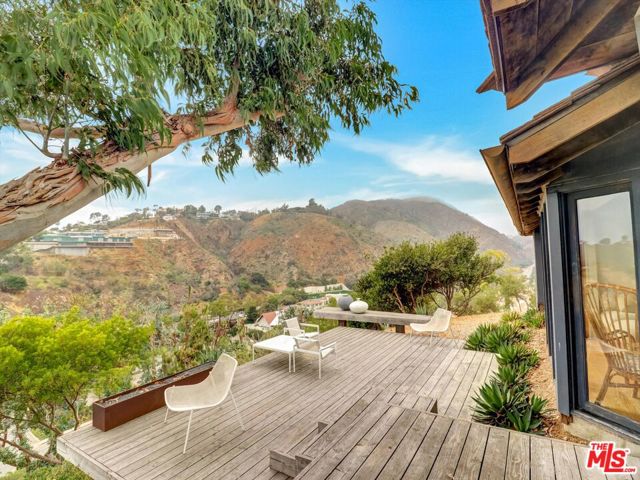 16959 Dulce Ynez Lane, Pacific Palisades CA: https://media.crmls.org/mediaz/573d6589-3732-4bdc-a5b4-5707e9c05f12.jpg