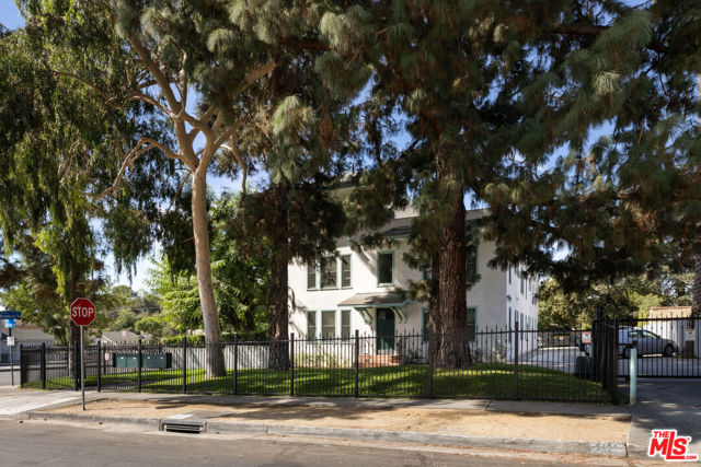 2191 El Sereno Avenue, Altadena CA: https://media.crmls.org/mediaz/573d6cc9-13ce-4671-803d-d58070c87ef5.jpg