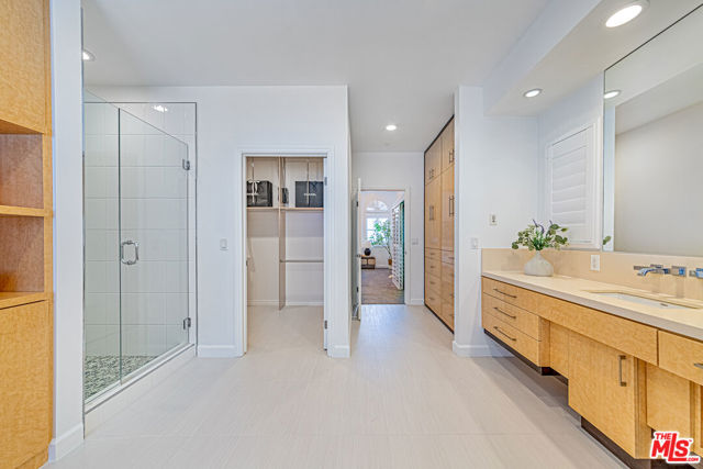 10611 Ashton Avenue, Los Angeles CA: https://media.crmls.org/mediaz/573e6c4e-2f97-42e5-b7a1-888ba17165cf.jpg