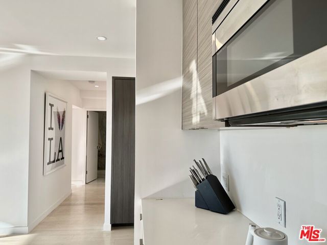 999 N Doheny Drive, West Hollywood CA: https://media.crmls.org/mediaz/573f376f-5cf4-492d-b465-47fc9bfcedb6.jpg