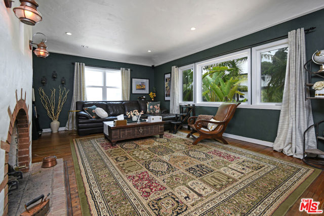 10344 Woodbridge Street, Toluca Lake CA: https://media.crmls.org/mediaz/574000e5-07dc-4842-8b76-e583b89a4cac.jpg